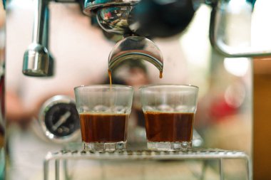 Evdeki makineden kahve yap, makineden kahve yap.