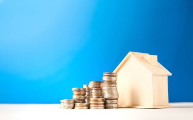 Yığınla gümüş para ve evler.