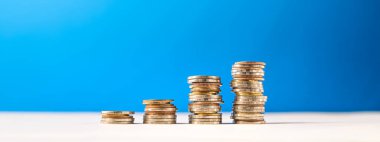 Yığılmış gümüş paralar büyür.