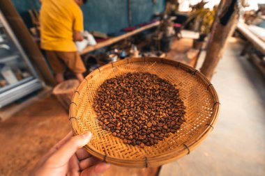 Kavrulmuş kahve çekirdekleri Ahşap tepside kahve çekirdekleri