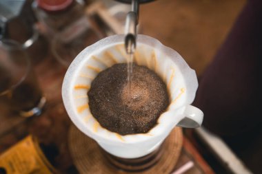 Isıtıcıdan kahveye sıcak su..