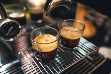 Evdeki makineden kahve yap, makineden kahve yap.