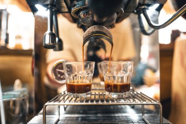 Evdeki makineden kahve yap, makineden kahve yap.