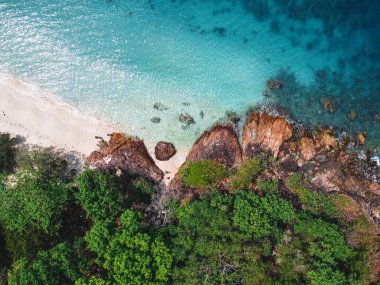 Hava manzaralı adalar, deniz manzaralı, adada plaj, tropikal deniz adası.