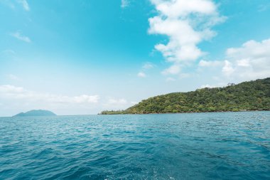 Ropikal ada ve bulutlar Deniz yolculuğundan