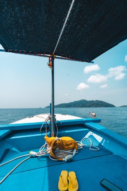 Ropikal ada ve bulutlar Deniz yolculuğundan