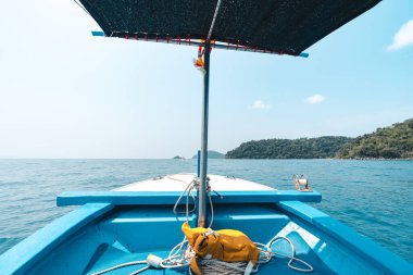 Ropikal ada ve bulutlar Deniz yolculuğundan