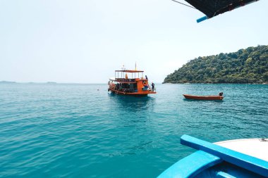 Ropikal ada ve bulutlar Deniz yolculuğundan