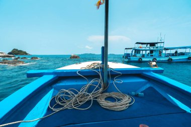 Ropikal ada ve bulutlar Deniz yolculuğundan