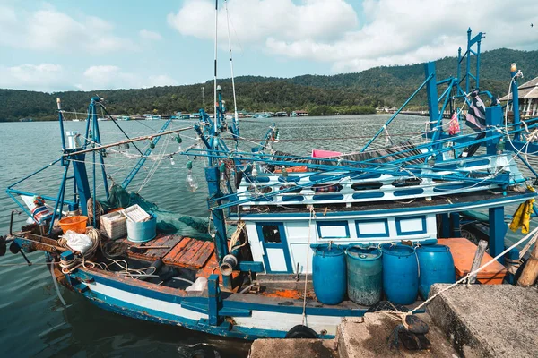 Fischerboote Und Villager Pier Auf Einer Tropischen Insel Ankert Ein — Stockfoto