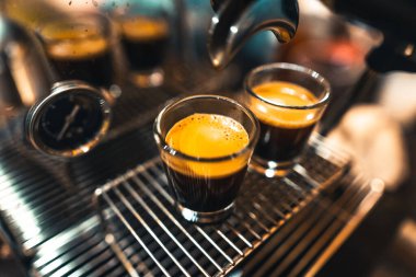 Ev yapımı bir bardakta espresso, fincanda kahve.