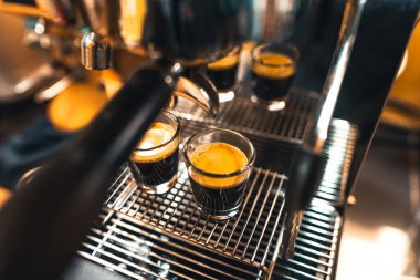 Ev yapımı bir bardakta espresso, fincanda kahve.