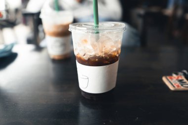Kafedeki plastik bardakta kahve.