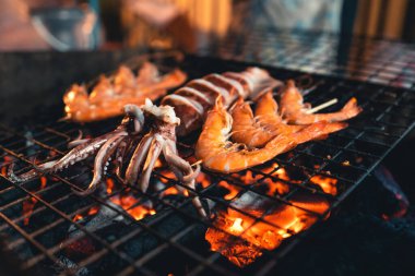 Izgarada karides ve mürekkep balığı sokak yemeklerinde ızgara.