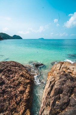 Koh Chang Sahili yaz aylarında mavi deniz ve kaya plajları gezer.