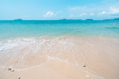 Koh Chang Sahili yaz aylarında mavi deniz ve kaya plajları gezer.