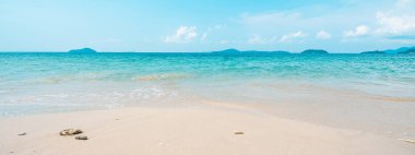Koh Chang Sahili yaz aylarında mavi deniz ve kaya plajları gezer.