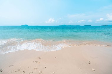 Koh Chang Sahili yaz aylarında mavi deniz ve kaya plajları gezer.