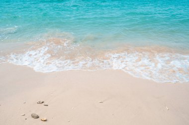 Koh Chang Sahili yaz aylarında mavi deniz ve kaya plajları gezer.