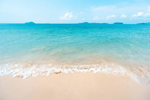 Koh Chang Sahili yaz aylarında mavi deniz ve kaya plajları gezer.