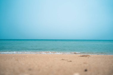 Yağmurlu bir günde adanın kumsalında deniz dalgaları