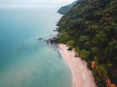 Yağmurlu bir günde adanın kumsalında deniz dalgaları