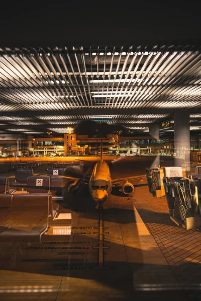 Sitze Und Schilder Flughafen Der Nacht — Stockfoto