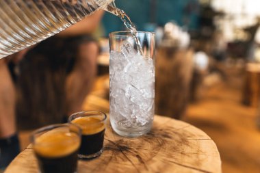 Sütlü buzlu kahve.