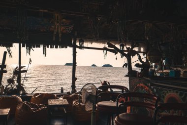 Akşamları adada, plajda dinlenen bir kafe.