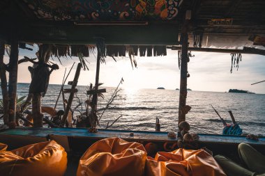 Akşamları adada, plajda dinlenen bir kafe.