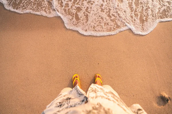 Chinelos Amarelos Praia Noite Verão — Fotografia de Stock