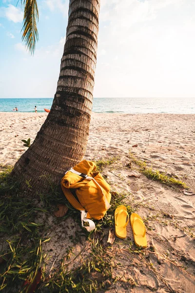 Gelbe Taschen Und Flip Flops Abend Strand — Stockfoto
