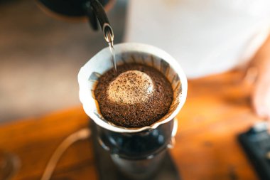 Damla kahve, barista kahve zeminine filtreli su dökme, kahve demleme.