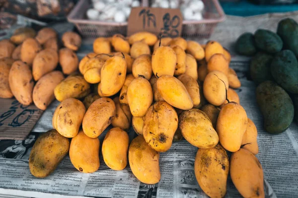 Mangos Maduros Sobre Mesa Mercado Callejero — Foto de Stock