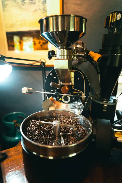 Kaffee Der Der Maschine Einem Café Geröstet Wird — Stockfoto
