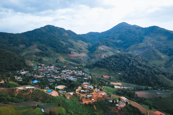 Asya Tarım Alanlarındaki Dağlarda Bir Köy — Stok fotoğraf