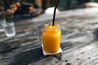 Cam bardakta taze, nefis mango suyu.