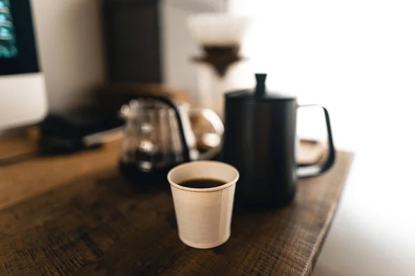 커피볶는 바리스타 가필터로 가루에 커피를 끓이는 — 스톡 사진