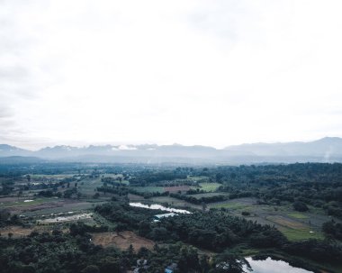 Dağlar ve köyler yağmurlu sularda