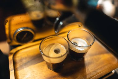 Evdeki makineden kahve yap, makineden kahve yap.