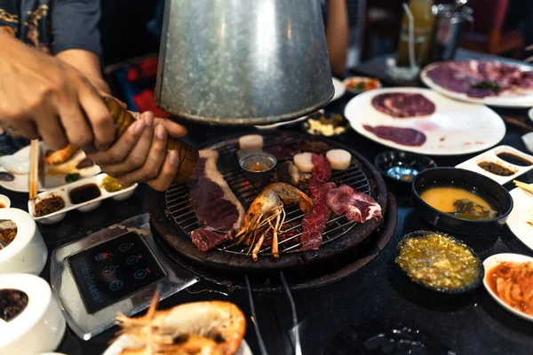 Nötkött Och Räkor Grillen — Stockfoto