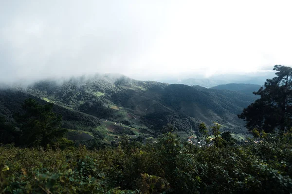 山と農村 — ストック写真