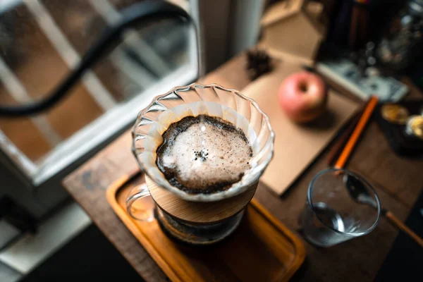 Горячая Вода Кофе Дриппер Выше Стеклянной Банки — стоковое фото