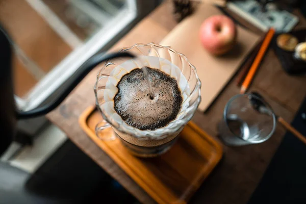 Eau Chaude Dans Goutteur Café Dessus Pot Verre — Photo