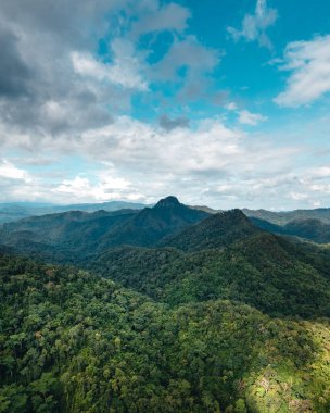 Gündüz yeşil dağlar ve parlak gökyüzü