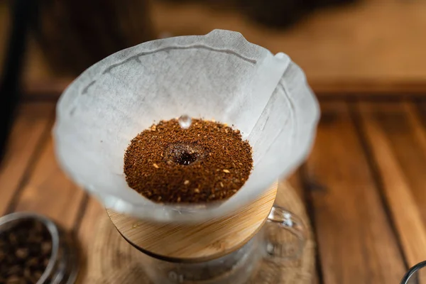 Wlać Gorącą Wodę Kawy Kapać Kawę Drewniany Stół Domu — Zdjęcie stockowe