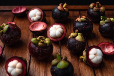 Ahşap arka planda mangosteen meyvesi, yaz meyvesi