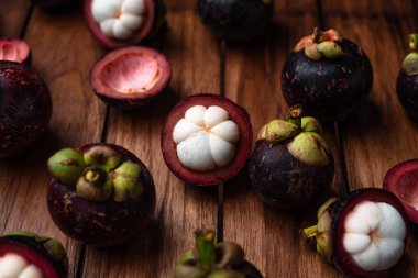 Ahşap arka planda mangosteen meyvesi, yaz meyvesi