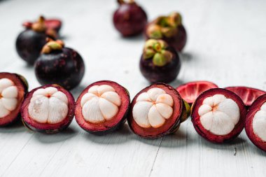 Mangosteen meyvesi beyaz ahşap arka planda, yaz meyvesi