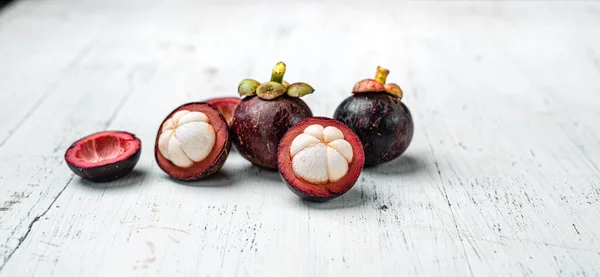 Mangosteen Fruit Witte Houten Ondergrond Zomerfruit — Stockfoto